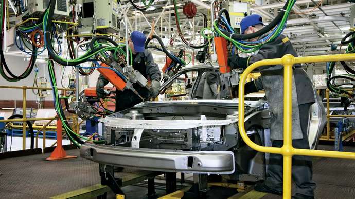 san xuat hang loat voi Robots-automobile-assembly-line san xuat hang loat voi Robots-automobile-assembly-line