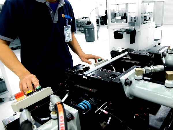 Máy ép đầu ống tự động