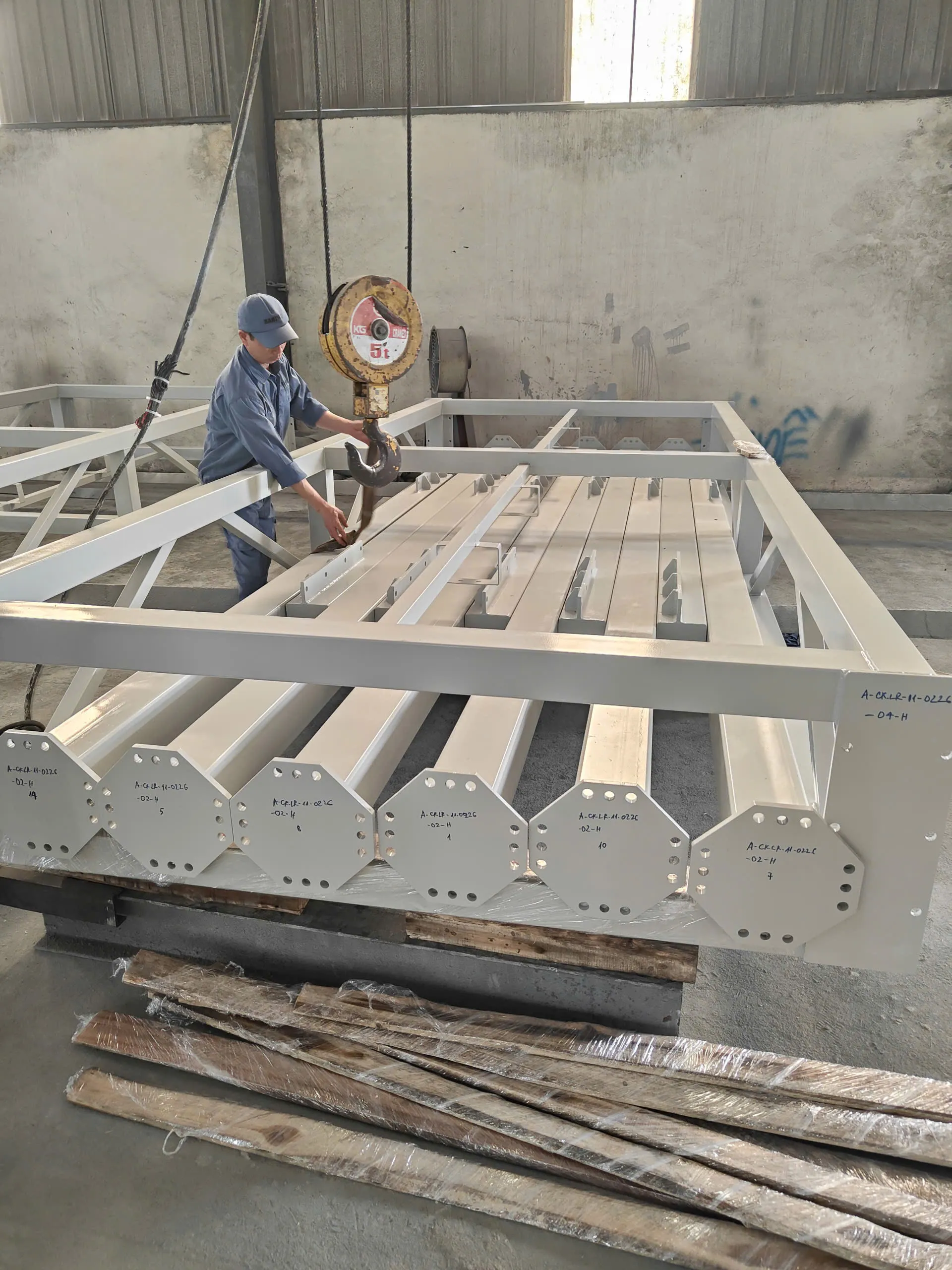 Công nhân tiến hành kiểm tra kỹ hàng hóa trước khi xuất xưởng cong nhan tien hanh kiem tra ky hang hoa truoc khi xuat xuong