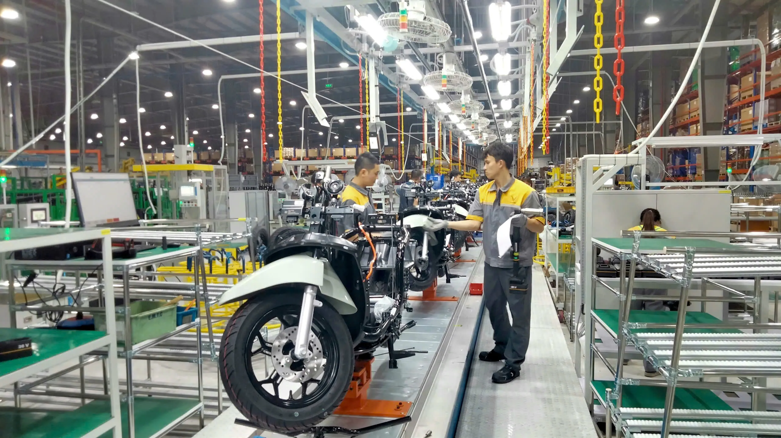 Lắp ráp và hoàn thiện các bộ phận trên thân xe lap rap va hoan thien cac bo phan tren than xe