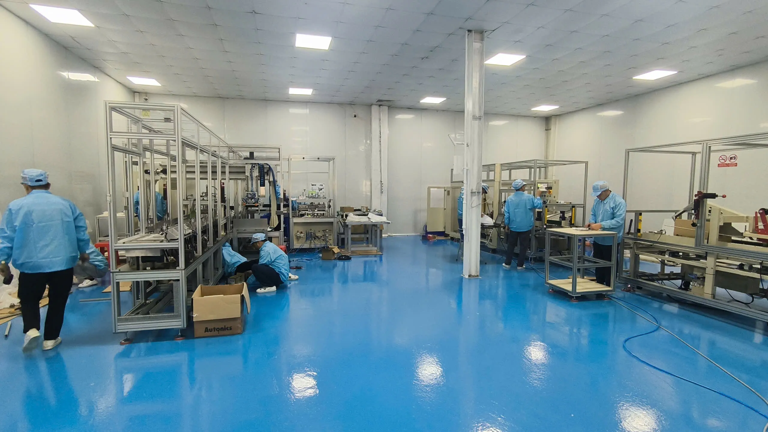 Công nhân CNC VINA tuân thủ nghiêm túc quy định phòng sạch cong nhan cnc vina tuan thu nghiem tuc quy dinh phong sach