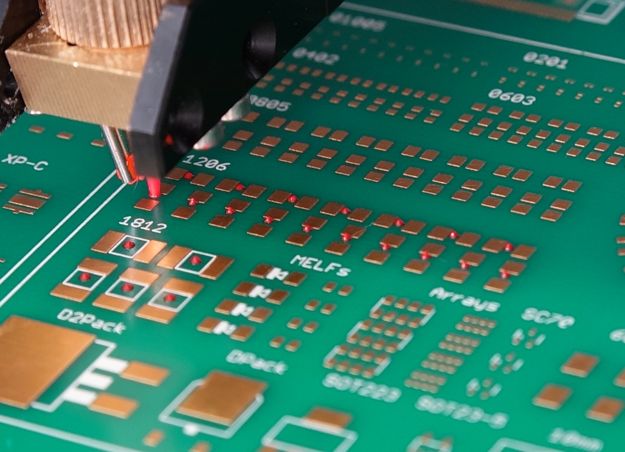 Tra keo trên bảng mạch PCB Tra keo tren bang mach PCB