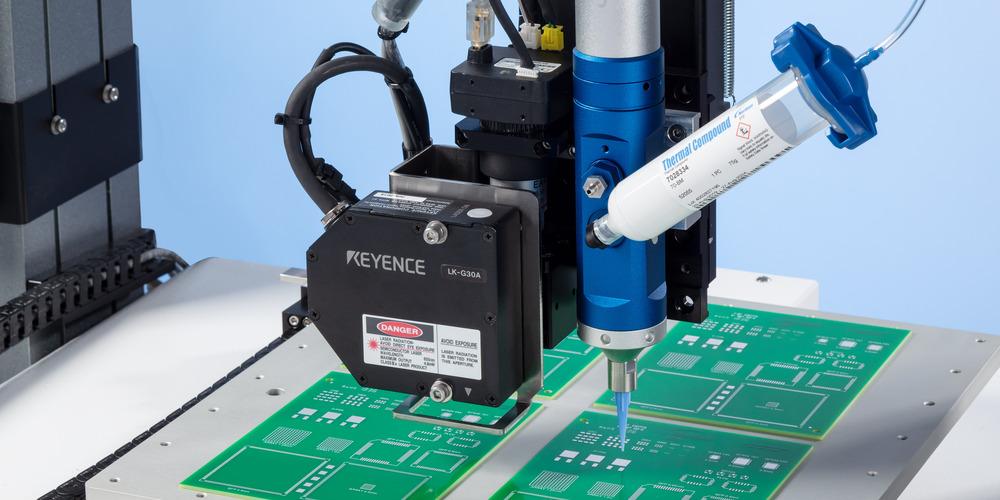 Máy tra keo tự động trong dây chuyền sản xuất đèn LED May tra keo tu dong trong day chuyen san xuat den LED