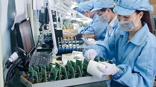 Cong-nhan-lam-viec-tren-ban-thao-tac Cong-nhan-lam-viec-tren-ban-thao-tac