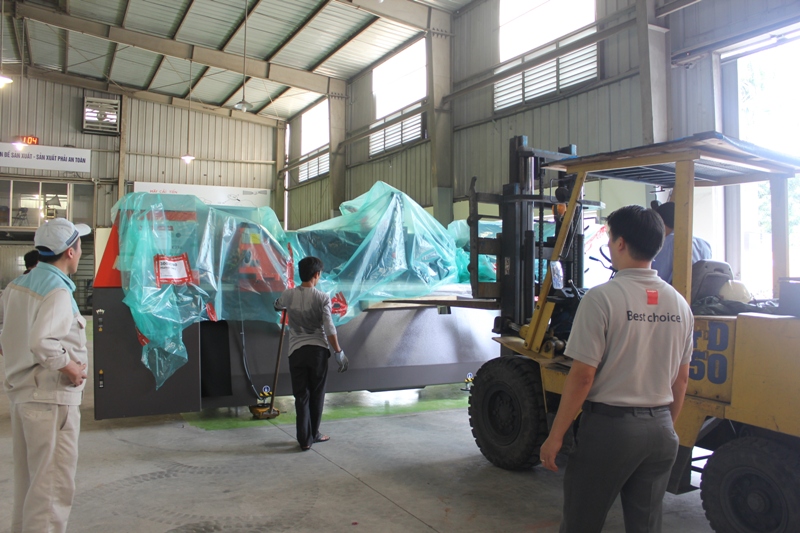 CNCVINA-dua-may-cat-tia-nuoc-vao-van-hanh-1