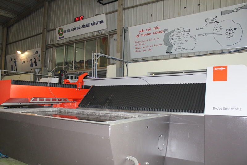 CNCVINA-dua-may-cat-tia-nuoc-vao-van-hanh