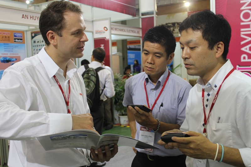 CNC-VINA-tham-du-trien-lam-san-pham-cong-nghiep-ho-tro-Vietnam-2014-2