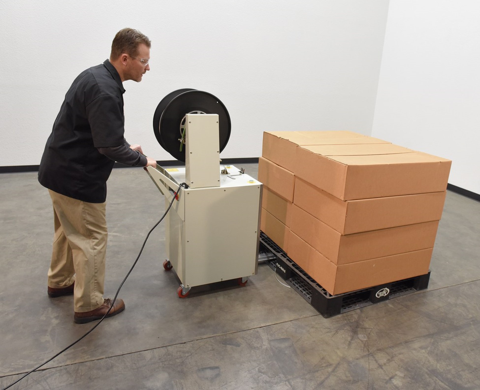 Con người vận hành máy đóng đai Con người vận hành máy đóng đai