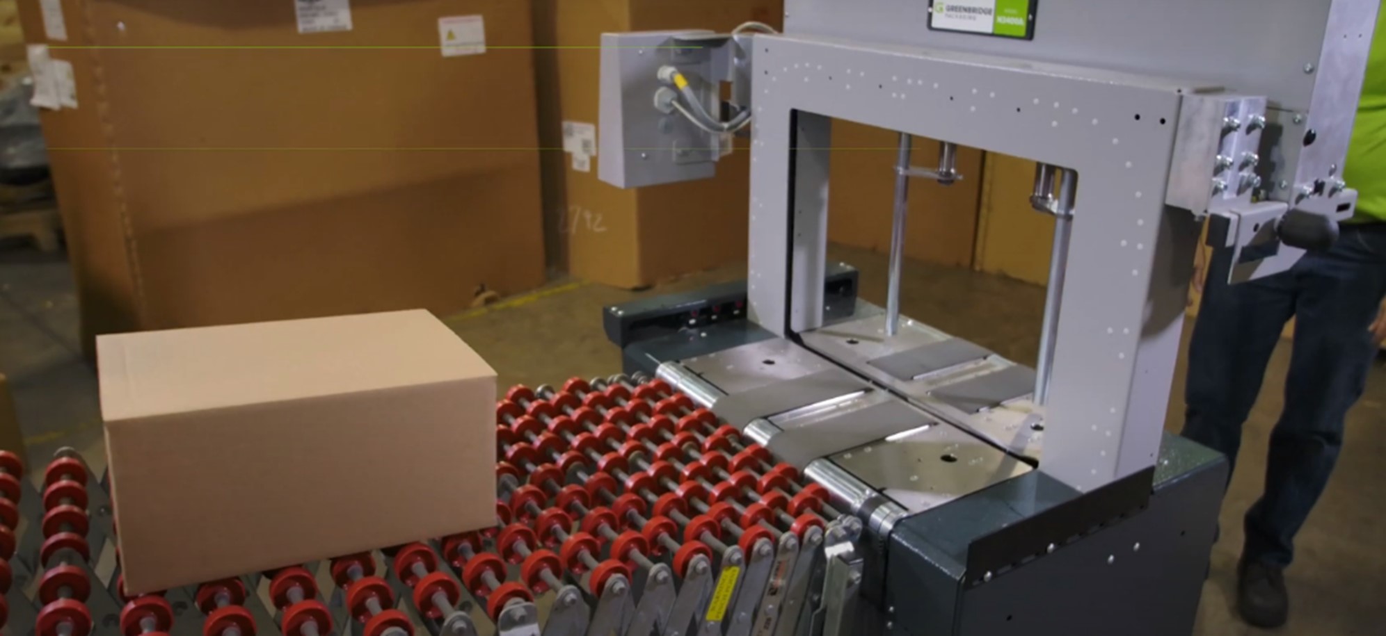 Máy đóng đai tự động làm việc Máy đóng đai tự động làm việc