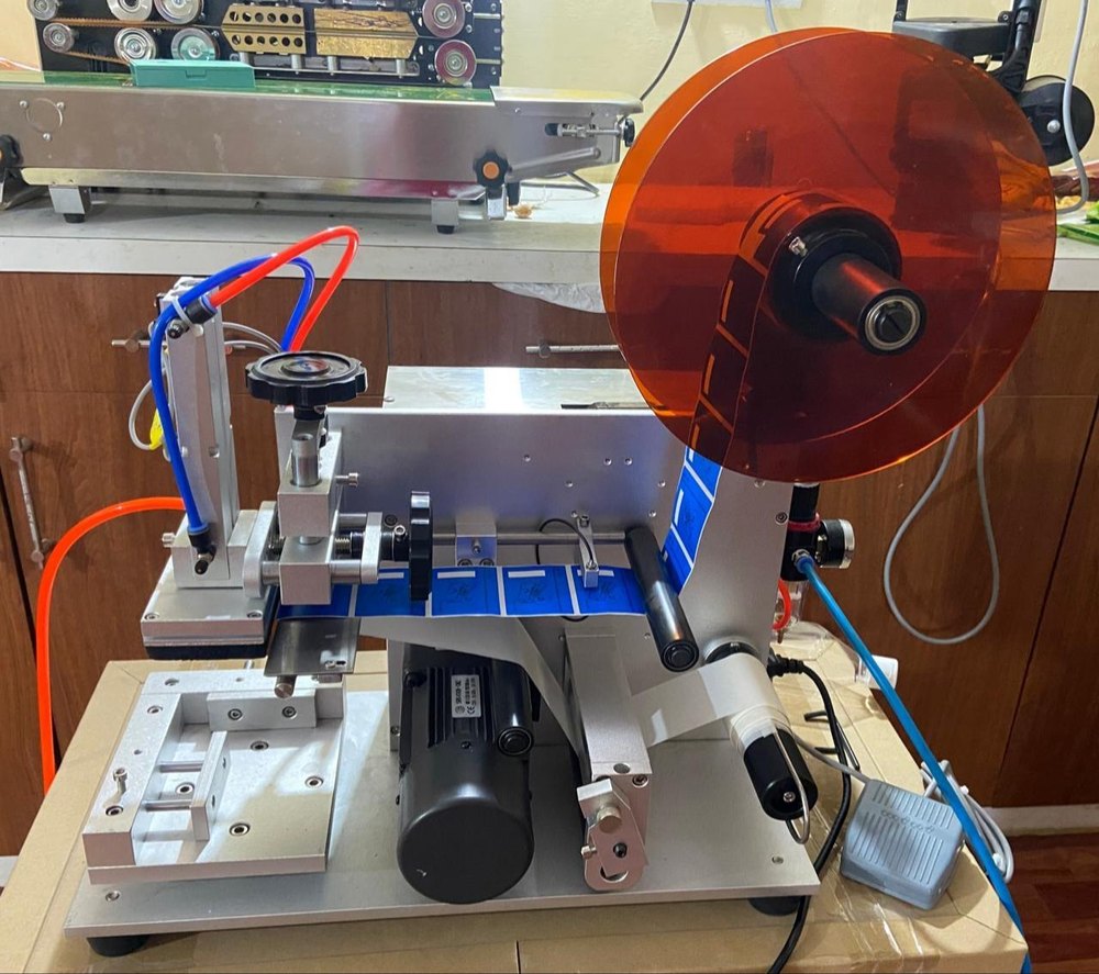 Máy dán nhãn mặt phẳng bán tự động Máy dán nhãn mặt phẳng bán tự động