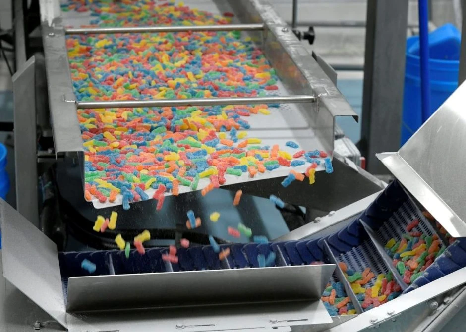 Sản xuất với máy móc hiện đại Sản xuất với máy móc hiện đại