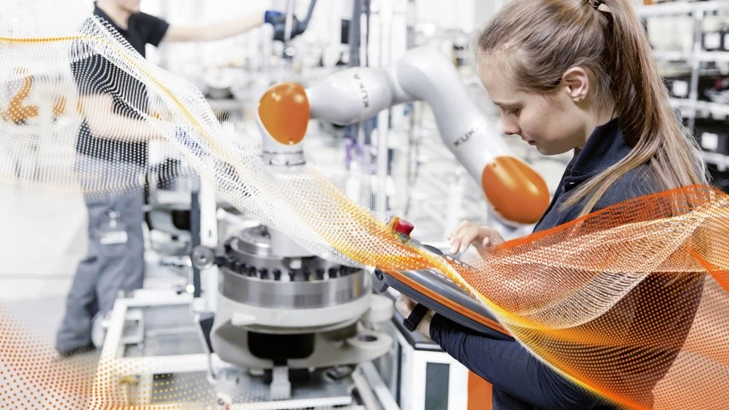 Con người vận hành robot cộng tác Con người vận hành robot cộng tác