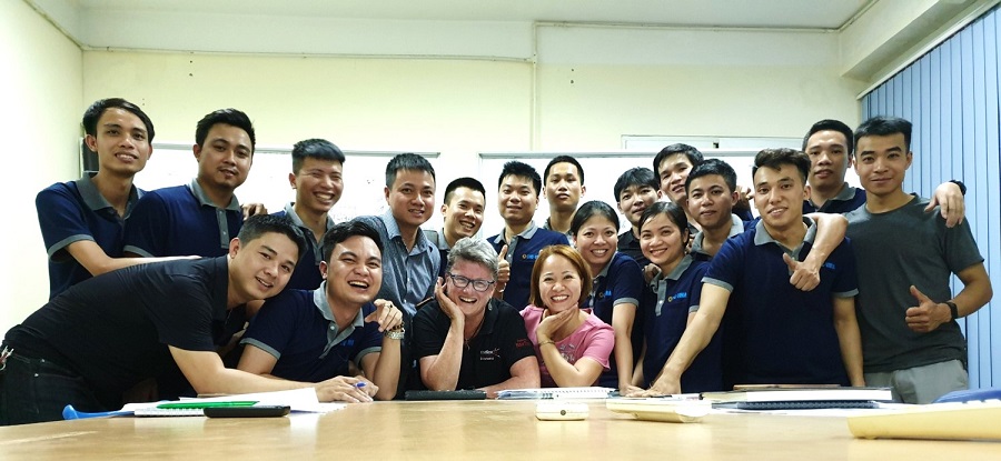 ca thanh vien trong lop chup anh cung nhau sau buoi hoc-CNCVina ca thanh vien trong lop chup anh cung nhau sau buoi hoc-CNCVina