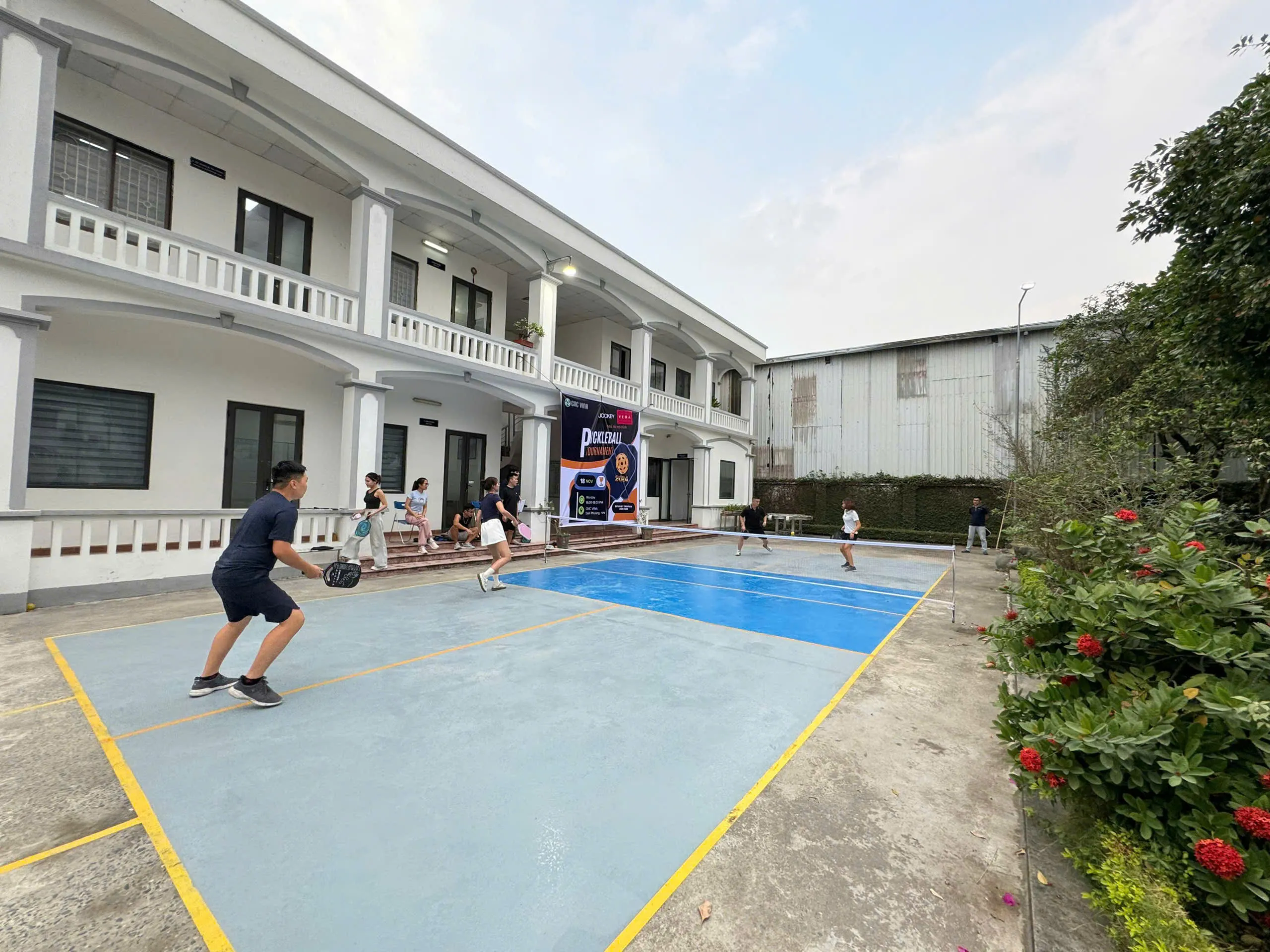 Không khí sôi nổi trước giờ diễn ra trận đấu Không khí sôi nổi trước giờ diễn ra trận đấu