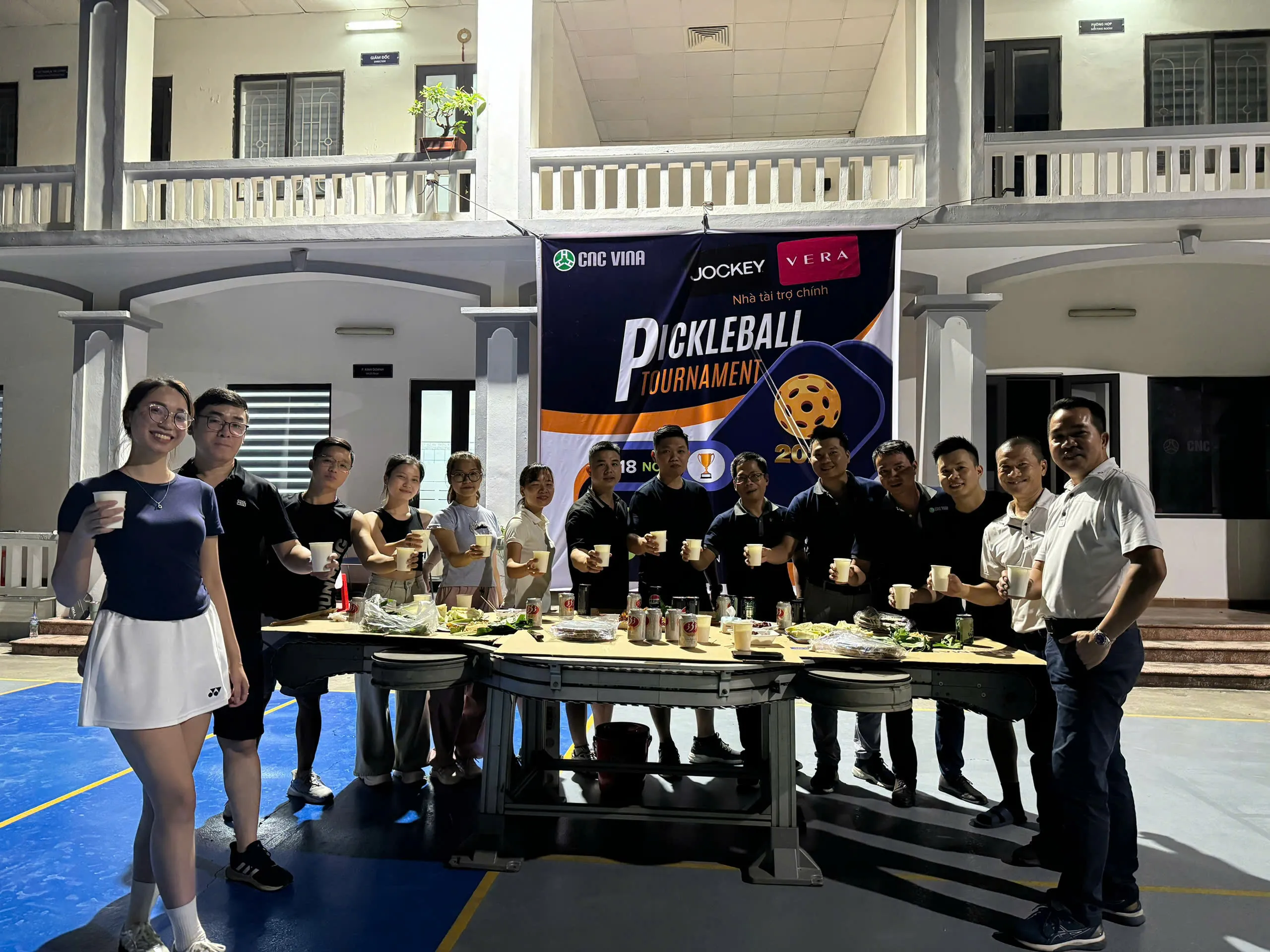 Cán bộ công nhân viên liên hoan sau giải đấu Cán bộ công nhân viên liên hoan sau giải đấu