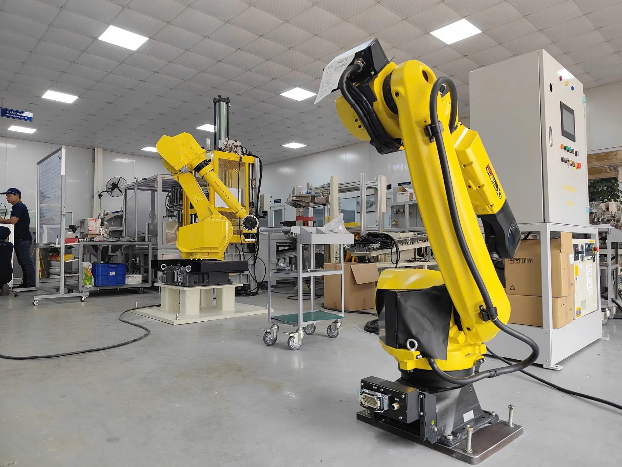 Robot công nghiệp trong sản xuất Robot công nghiệp trong sản xuất