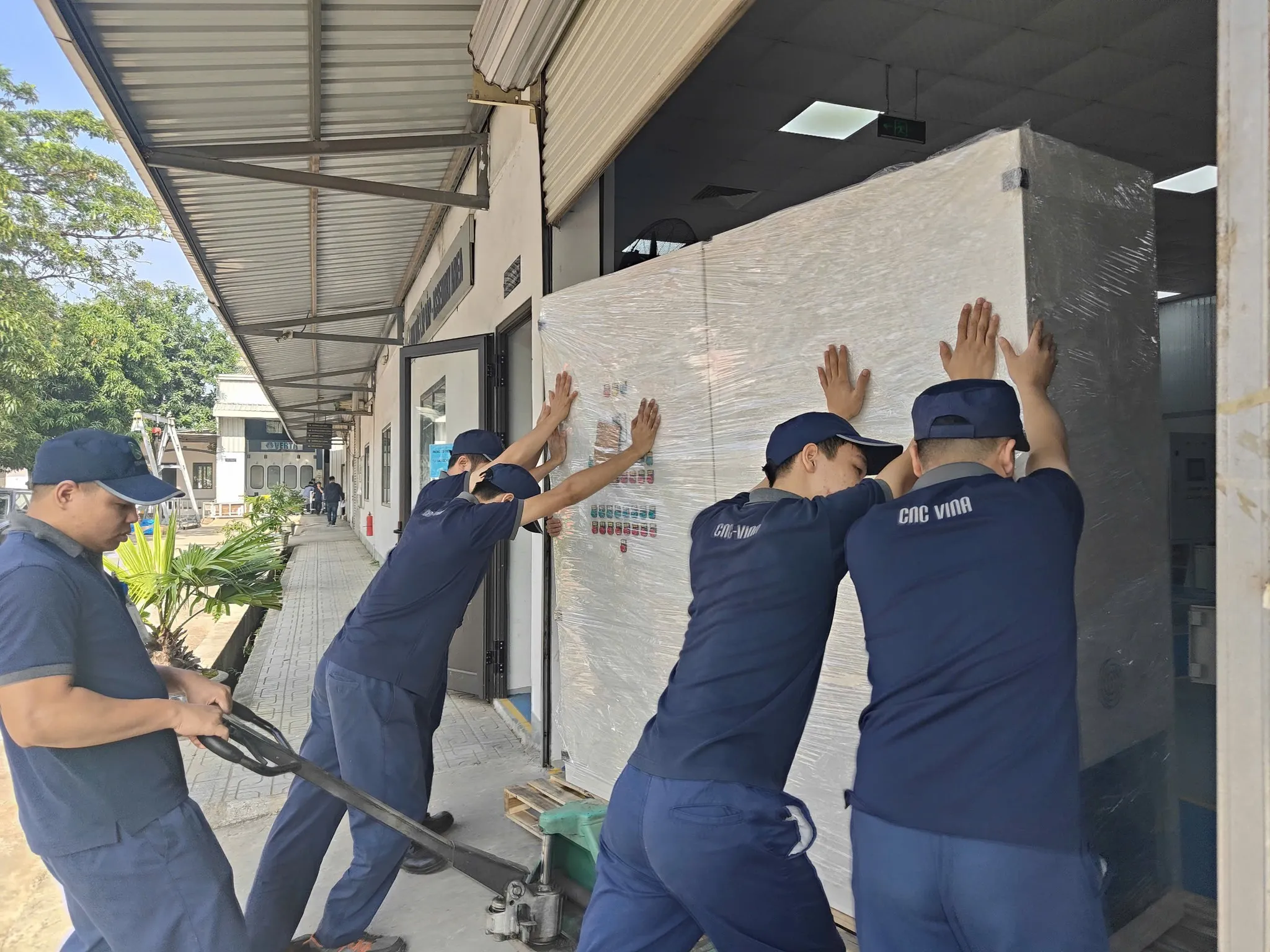 Sự tận tâm và làm việc chuyên nghiệp của nhân viên Sự tận tâm và làm việc chuyên nghiệp của nhân viên