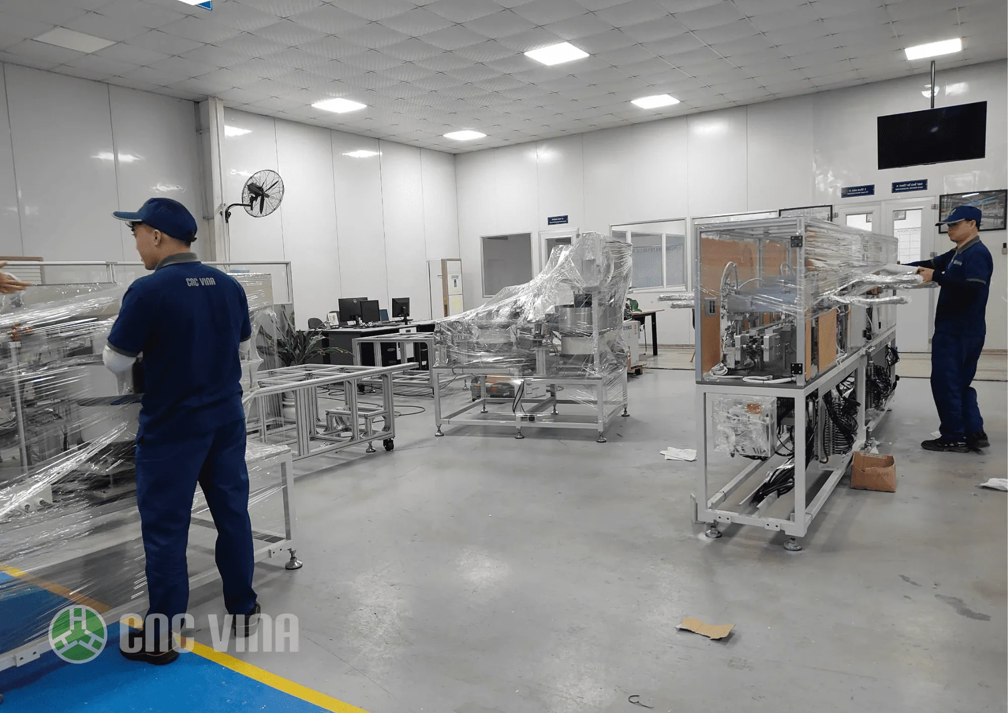 Công nhân tiến hành quấn nilon cho máy cong-nhan-tien-hanh-quan-nilon-cho-may