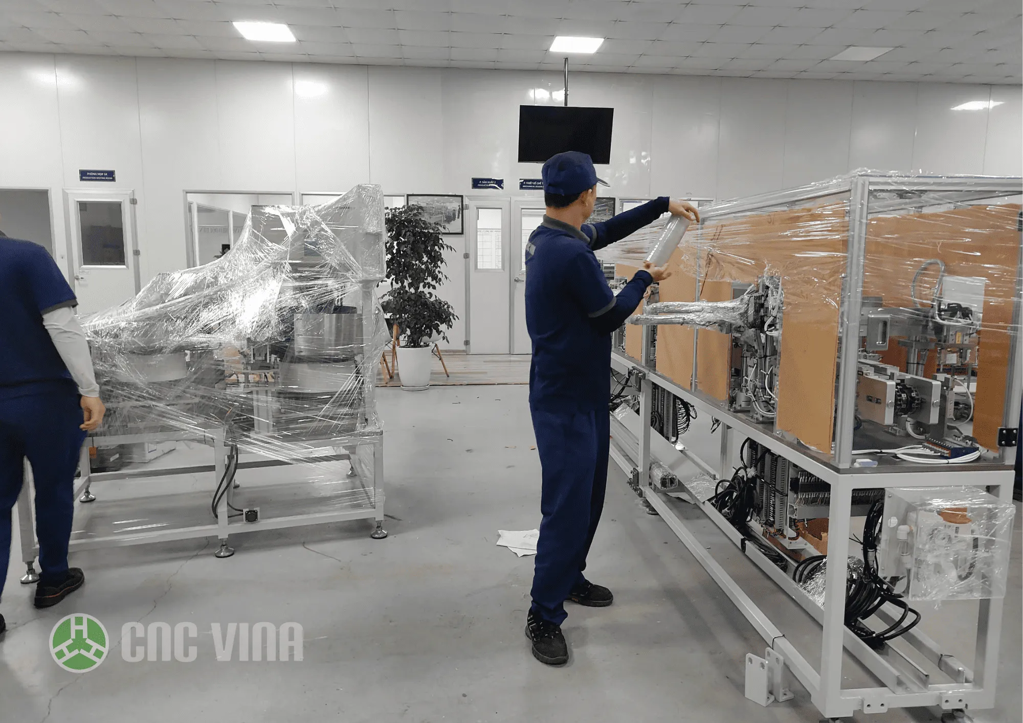 Công nhân đóng gói từng bộ phận và chi tiết máy cong-nhan-dong-goi-tung-bo-phan-va-chi-tiet-may