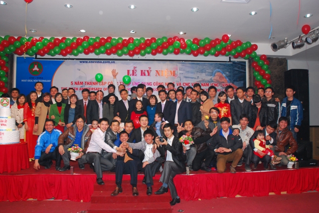 cnc-vina-to-chuc-su-kien-5-nam-thanh-lap-cong-ty-chup-anh-tap-the