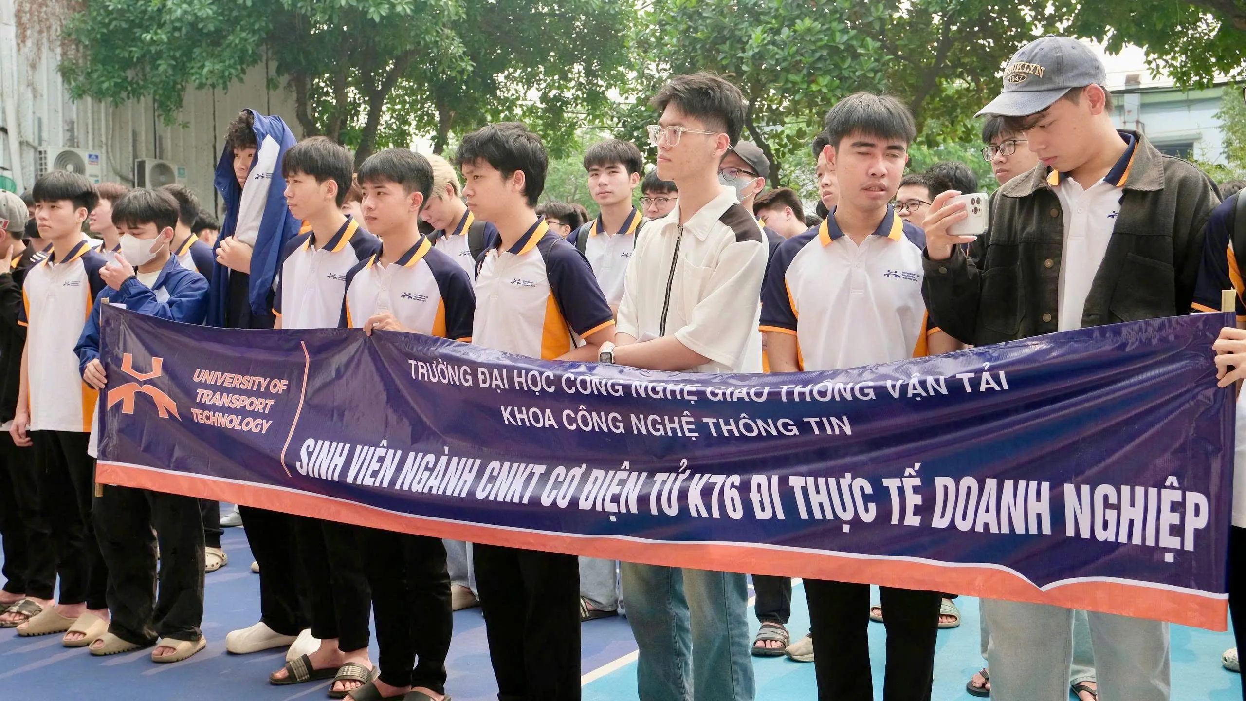 CNC VINA chào đón sinh viên trường UTT đến tham quan nhà máy cnc vina chao don sinh vien truong utt den tham quan