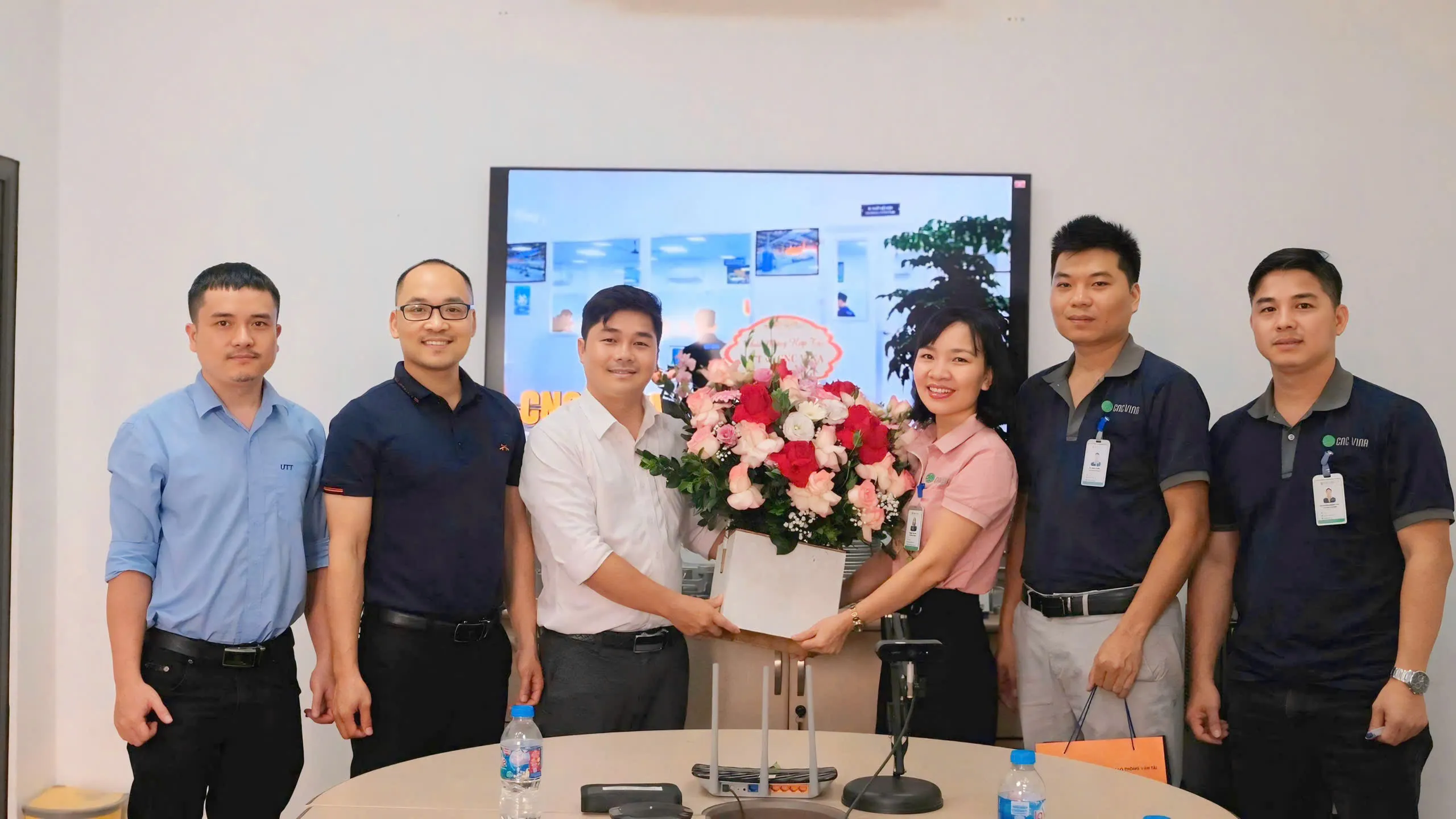 CNC VINA chào đón đoàn sinh viên Trường Đại học Công nghệ Giao thông Vận tải đến tham quan cnc vina chao don doan sinh vien truong dai hoc cong nghe giao thong van tai den tham quan