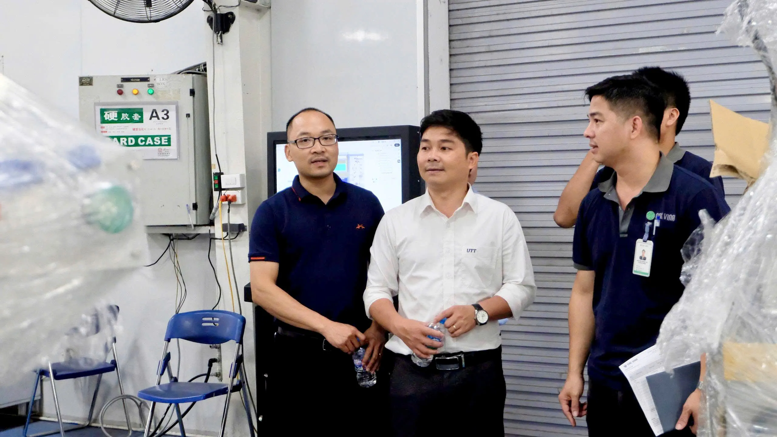 Thầy giáo và các bạn sinh viên được trao đổi trực tiếp kinh nghiệm thực tiễn thay giao va cac ban sinh vien duoc trao doi truc tiep kinh nghiem thuc tien