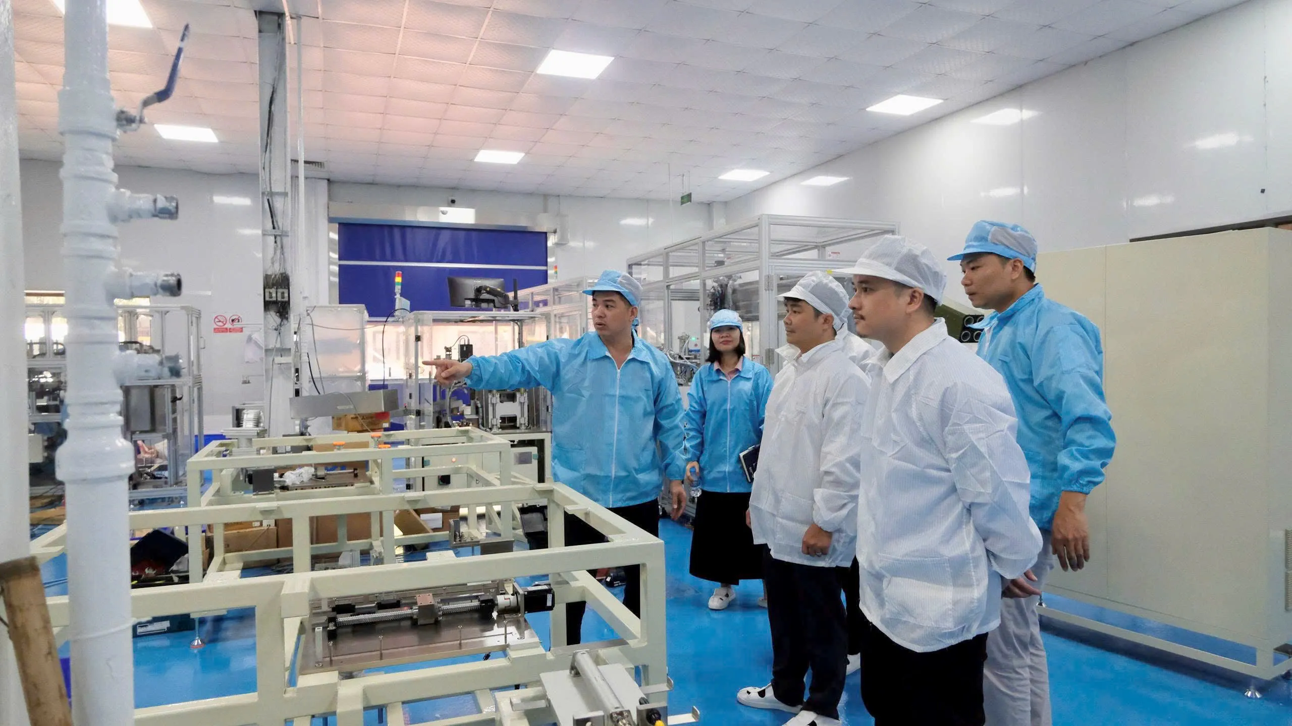 Tham quan trực tiếp phòng sạch lắp ráp máy tham quan truc tiep phong sach lap rap may