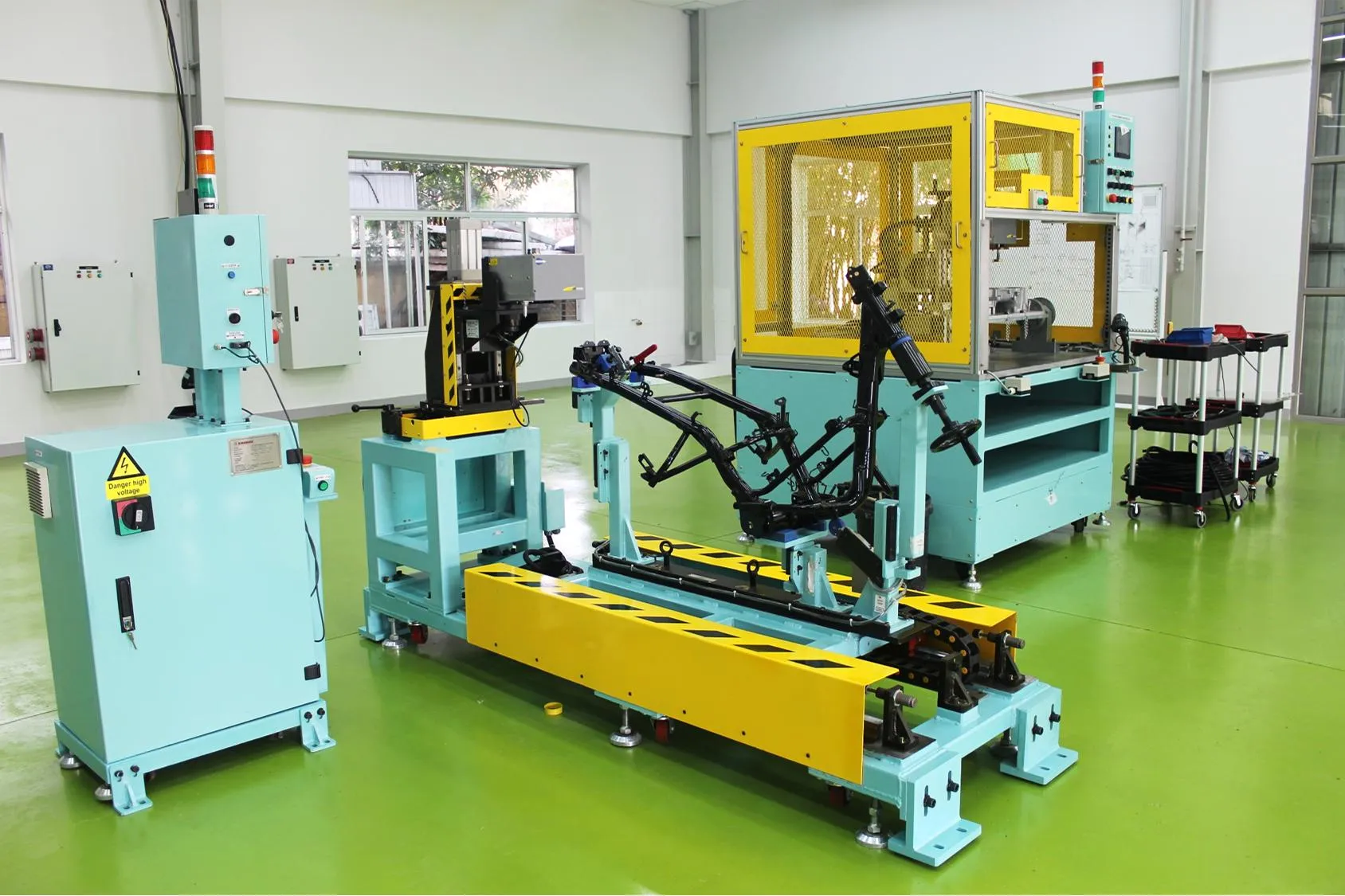 Ứng dụng máy khắc số khung trong dây chuyền lắp ráp xe máy điện hiện đại ung dung cua may khac so khung trong day chuyen lap rap xe may dien