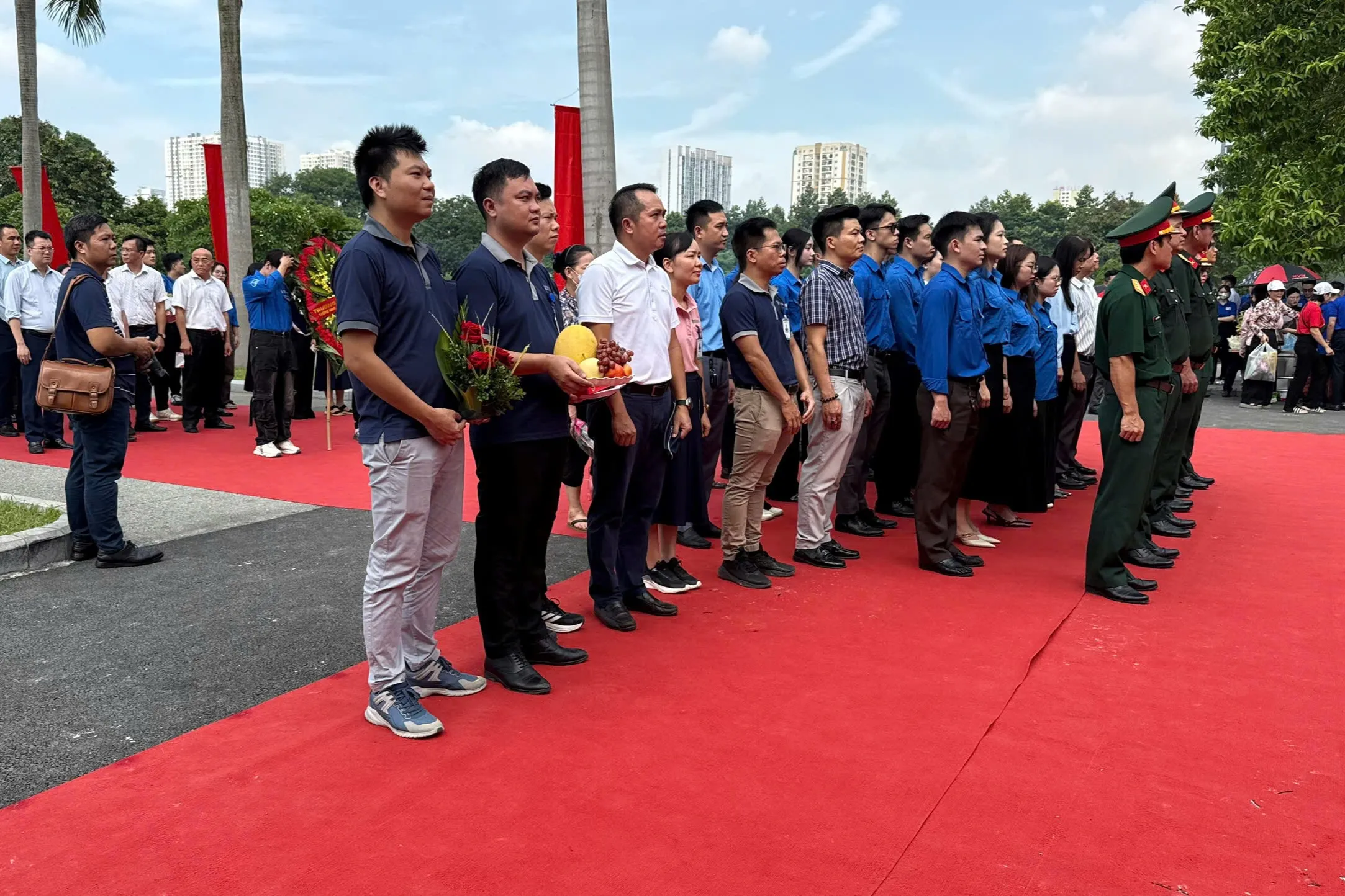 Tập thể Ban lãnh đạo CNC VINA thể hiện tinh thần Uống nước nhớ nguồn Tập thể Ban lãnh đạo CNC VINA thể hiện tinh thần Uống nước nhớ nguồn